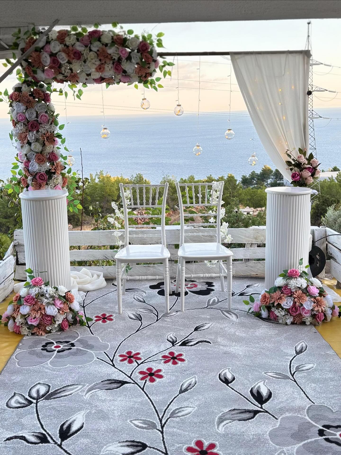 Deniz manzaralı nikâh dekorasyonu